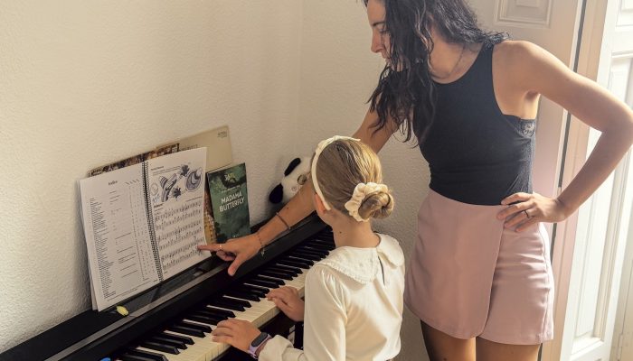 niña aprendiendo piano