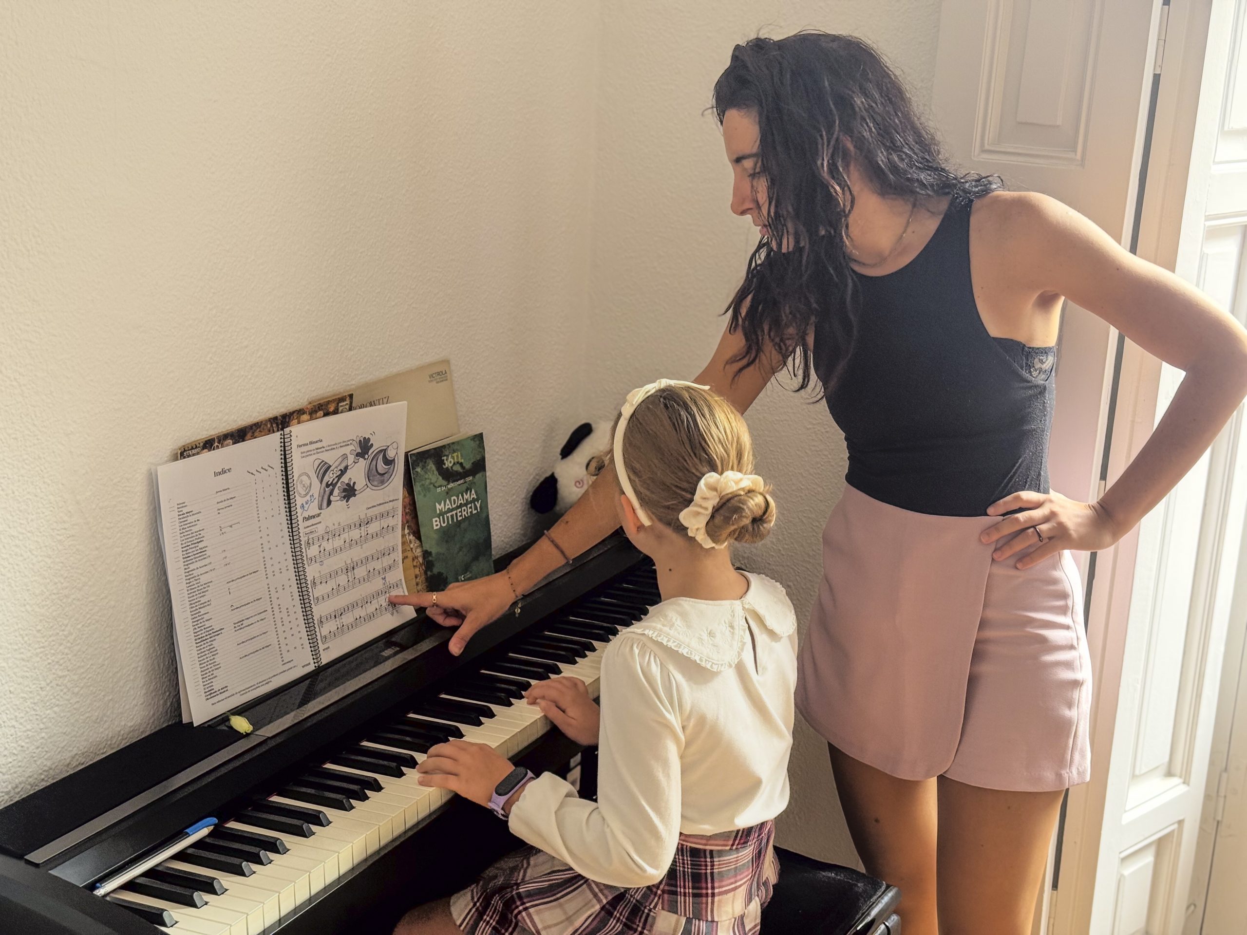 niña aprendiendo piano